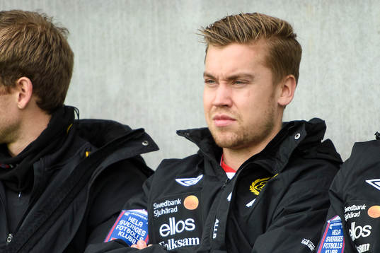Elfsborgs Thomas Kind Bendiksen på bänken innan