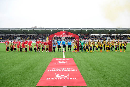 Spelarna står uppställda vid lineup innan fotbollsmatchen i Allsvenskan mellan Häcken och Elfsborg den 3 april 2016 i Göteborg.