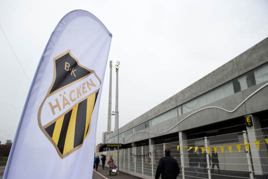 Flaggor med Häckens klubbmärke utanför arenan innan fotbollsmatchen i Allsvenskan mellan Häcken och Elfsborg den 3 april 2016 i Göteborg.