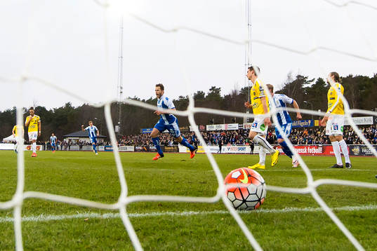 IFK Göteborgs Tobias Hysén jublar efter att ha gjort 0-2 bakom Falkenbergs målvakt Otto Martler 