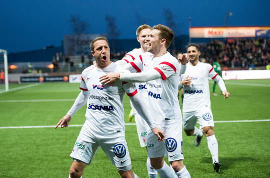 Assyriskas Kenny Pavey jublar tillsammans med Daniel Sliper och Tim Söderström efter att ha gjort 2-0