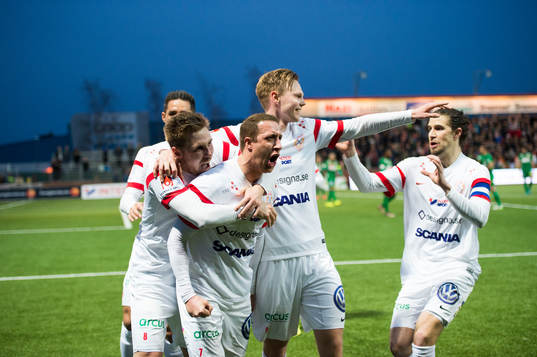 Assyriskas Kenny Pavey jublar tillsammans med Daniel Sliper och Tim Söderström efter att ha gjort 2-0