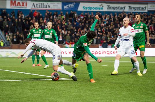 Assyriskas Kenny Pavey blir fälld av Diego Montiel i