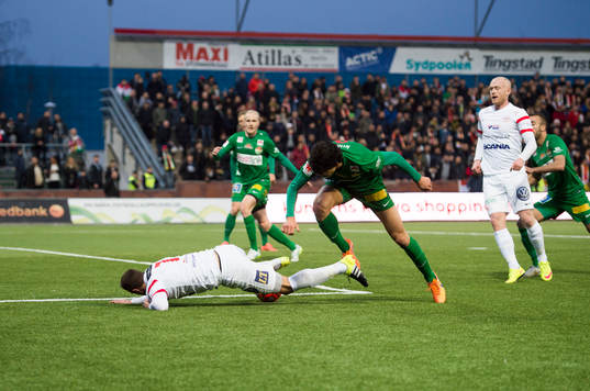 Assyriskas Kenny Pavey blir fälld av Diego Montiel i