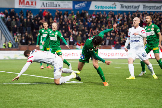 Assyriskas Kenny Pavey blir fälld av Diego Montiel i