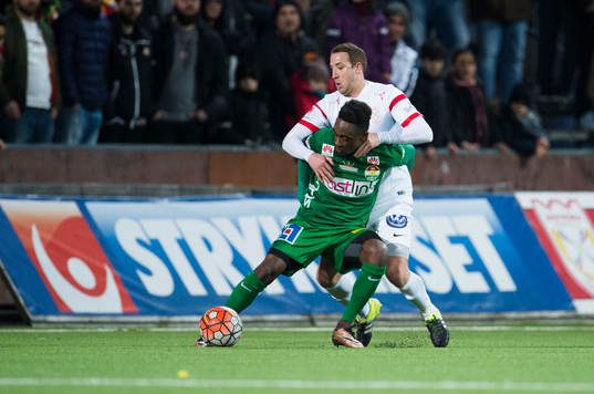 Dalkurds Omar Jagne och Assyriskas Kenny Pavey