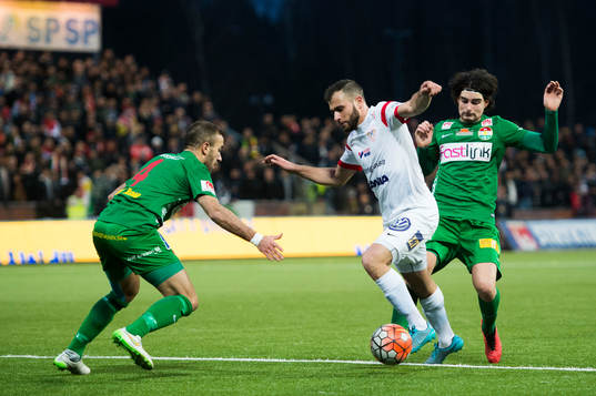 Assyriskas Mattias Genc blir fälld av Dalkurds Diego Montiel