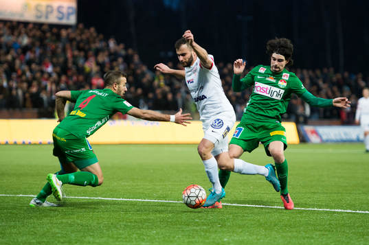 Assyriskas Mattias Genc blir fälld av Dalkurds Diego Montiel