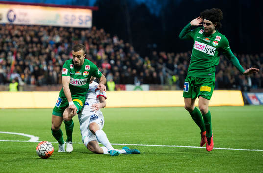 Assyriskas Mattias Genc blir fälld av Dalkurds Diego Montiel