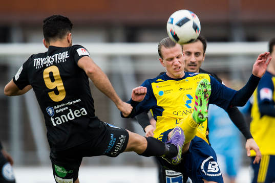 Ängelholms Sebastian Carlsen och Syrianskas Bachir Katourgi