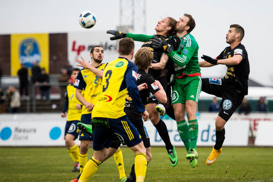 Ängelholms målvakt Carl Lindell mot Syrianskas Felix