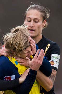 Syrianskas Felix Michel greppar tag om Ängelholms Philip