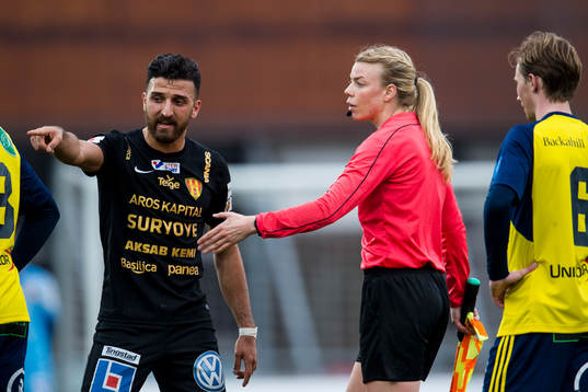 Linjedomare Julia Magnusson lugnar ner Syrianskas Bachir