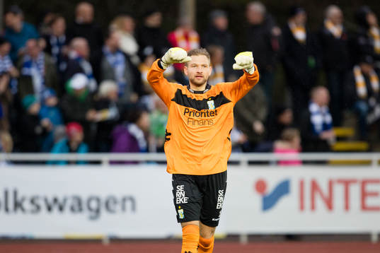 IFK Göteborgs målvakt John Alvbåge jublar