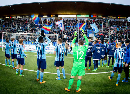 Djurgårdens målvakt Kenneth Høie, Michael Olunga, Marcus Hansson och Daniel Berntsen firar framför fansen efter matchen