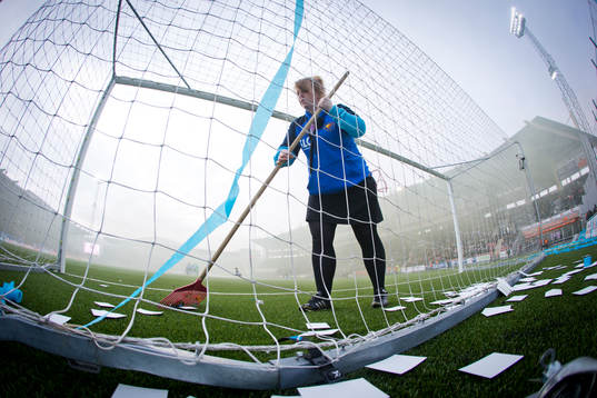 Rökigt innan matchen och en publikvärd städar målet