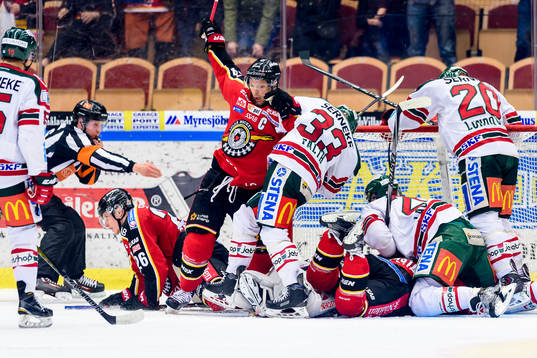 Kaos framför Frölundas mål när Luleås Peter Cehlarik gör 3-1