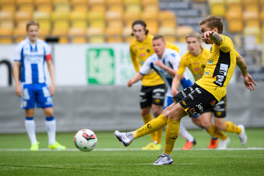 Elfsborgs Thomas Kind Bendiksen gör 1-0 på straff