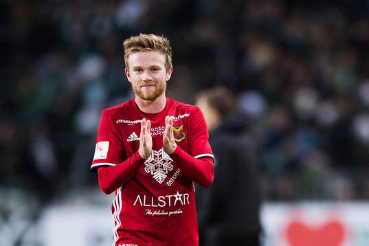 Östersunds Dennis Widgren tackar publiken