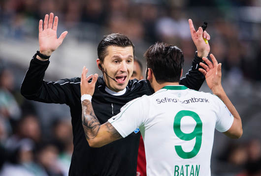 Domaren Bojan Pandzic i en diskussion med Hammarbys Stefan