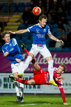 Trelleborgs Linus Fridolf och Magnus Andersson i duell med Värnamos Johan Svahn