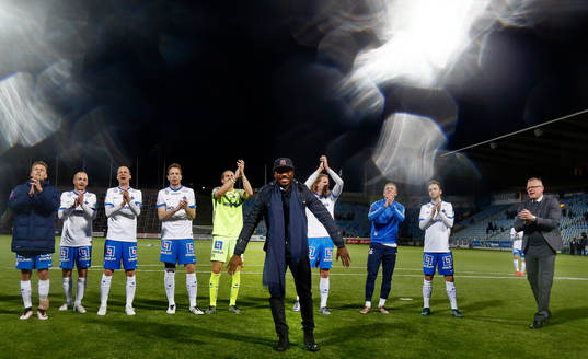 Norrköpings spelare med Alhaji Kamara och tränare Jan