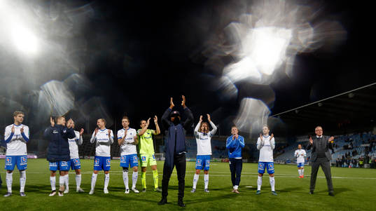 Norrköpings spelare med Alhaji Kamara och tränare Jan