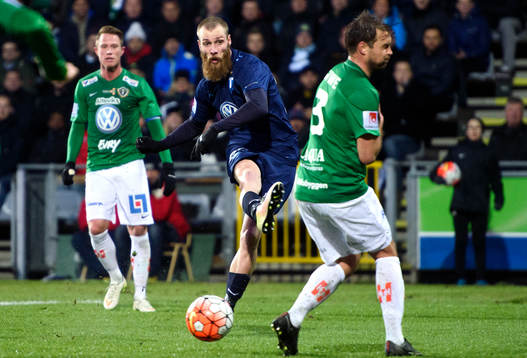 Malmö FFs Jo Inge Berget skjuter bollen till 3-2