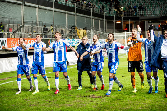 IFK Göteborgs spelare firar segern med supportrarna