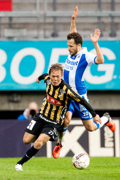 Häckens Joel Andersson i kamp om bollen med IFK Göteborgs