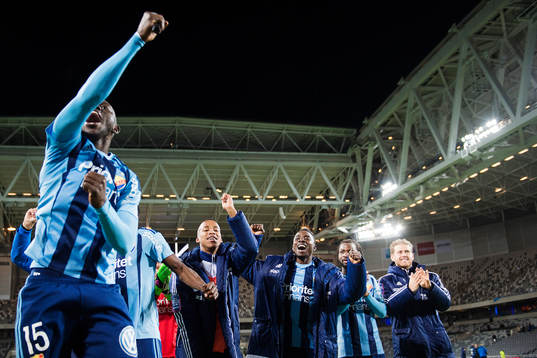 Djurgårdens Omar Colley jublar i förgrunden, medan Mihlali Mabhuti Mayambela, Sam Johnson, Amadou Jawo och Stefan Karlsson jublar i bakgrunden