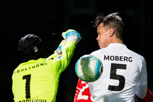 Helsingborgs målvakt Matt Pyzdrowski och Örebros Erik