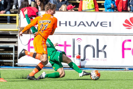 Varbergs Karl Söderström i kampöm bollen i fotbollsmatchen i superettan mellan Dalkurd och Varberg den 9 april 2016 i Borlänge.