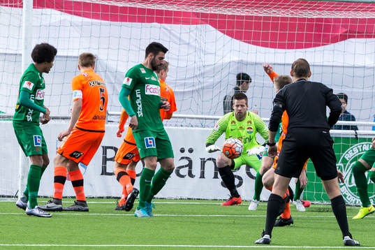 Dalkurds Frank Pettersson räddar chans i fotbollsmatchen i