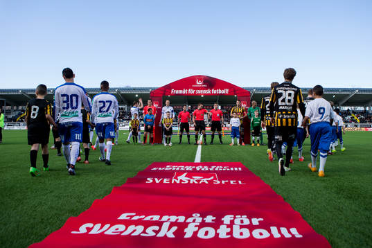 Lagen på väg in på planen innan fotbollsmatchen i Allsvenskan mellan Häcken och IFK Norrköping den 9 april 2016 i Göteborg.