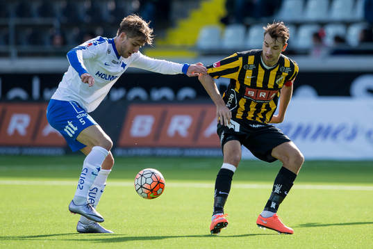 Norrköpings Christoffer Nyman i kamp med Häckens Jasmin Sudic