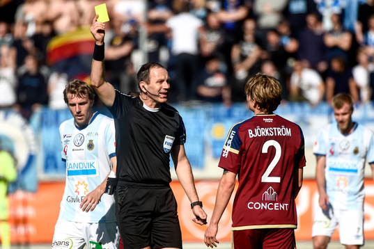 Domaren Jonas Eriksson ger Gefles Joshua Nadeau ett gult kort