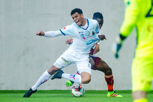 Gefles Joshua Nadeau faller i en situation med Djurgårdens Sam Johnson