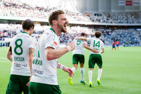 Hammarbys Arnor Smarason firar 5-1 målet av Erik Israelsson (ej i bild)