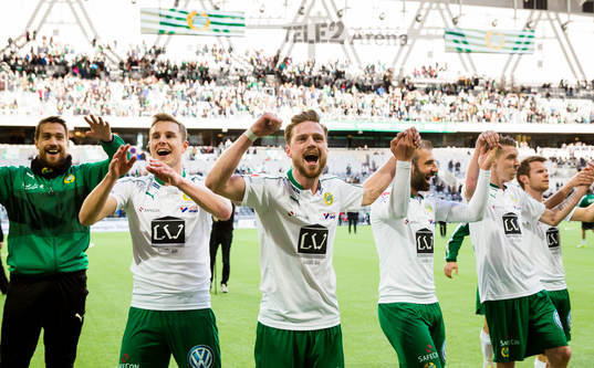 Hammarbys målvakt Tim Markström (v), Richard Magyar , Arnor Smarason (m) , Kennedy Bakircioglu och Birkir Már Saevarsson tackar publiken