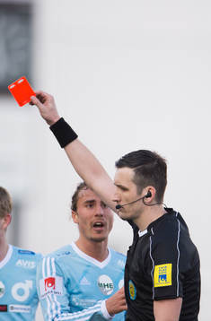 Domare Nermin Cisic ger Degerfors Jonathan Azulay rött kort