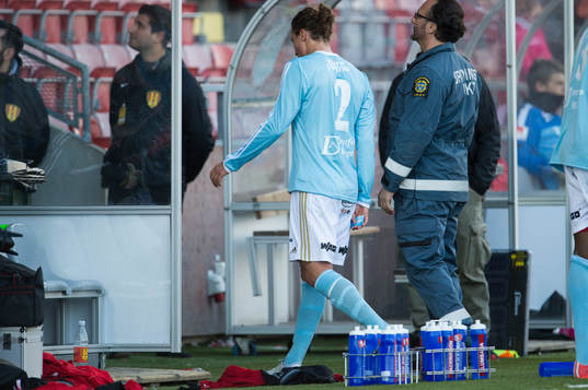 Degerfors Jonathan Azulay lämnar planen efter att ha fått rött kort