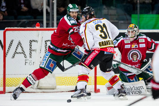 Frölundas Oliver Lauridsen i kamp framför eget mål med