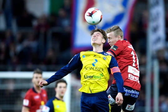 Ängelholms Marcus Bernholtz i nickduell med Örgrytes Sebastian Olsson