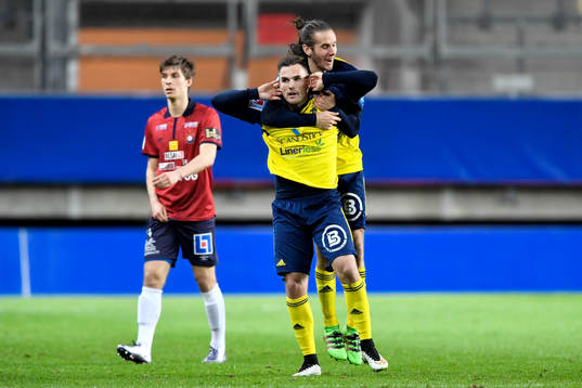 Ängelholms Ryan Finley och Johan Eiswohld jublar efter 0-1 av Finley