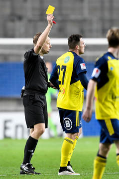 Ängelholms Ryan Finley får gult kort av domaren Johan