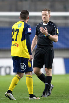 Domare Johan Krantz pratar med Ängelholms Ryan Finley