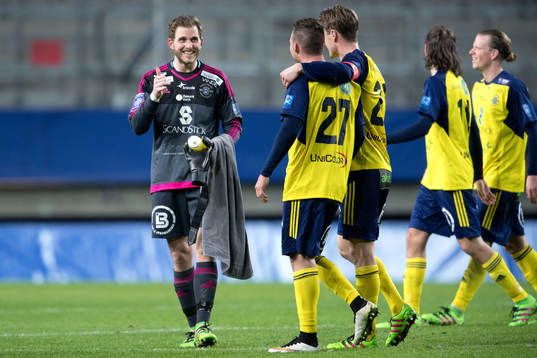 Ängelholms målvakt Carl Lindell jublar