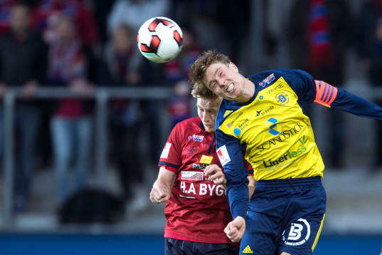 Örgrytes Sebastian Olsson i nickduell med Ängelholms Marcus Bernholtz