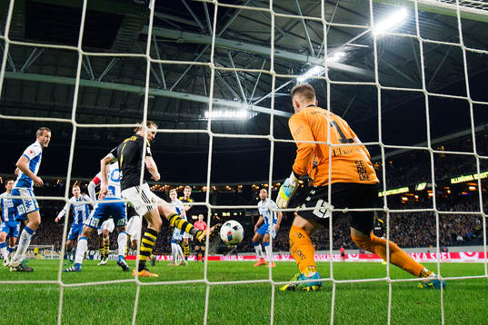 s Nils-Eric Johansson innan 3-3 målet som tilldelas